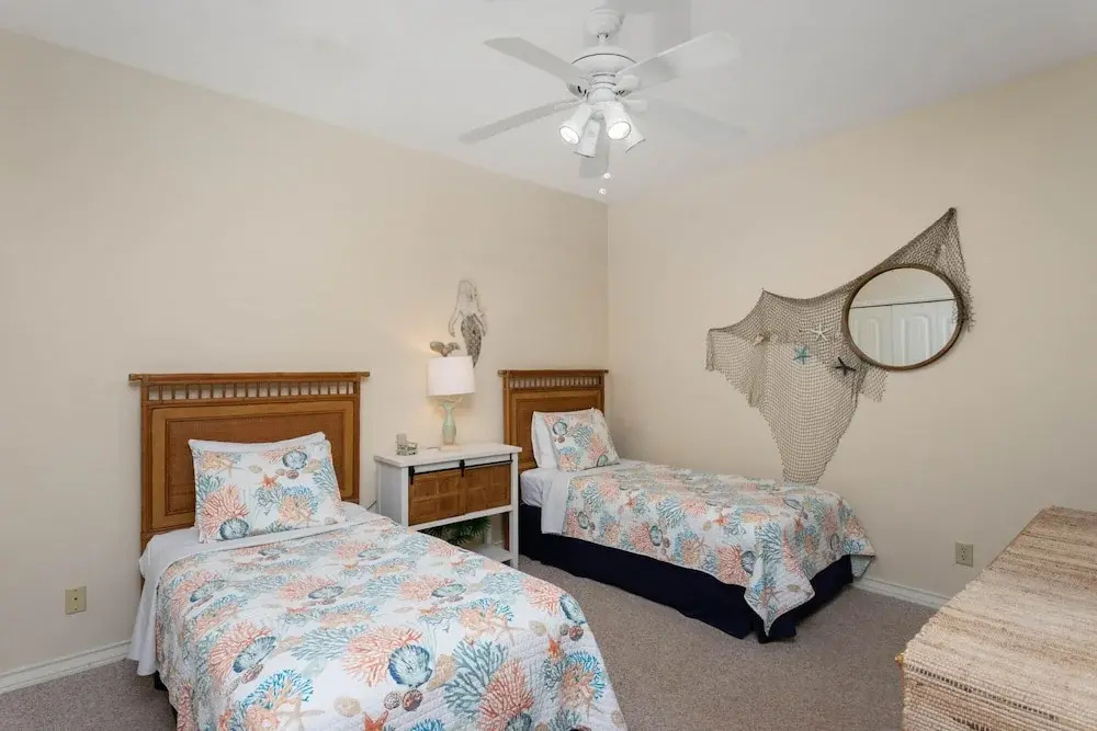 Two Bedroom Condo - Short Walk to the Beach