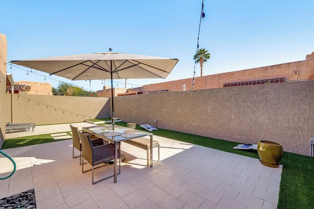 Modern Scottsdale Townhome w/ Heated Pool Access