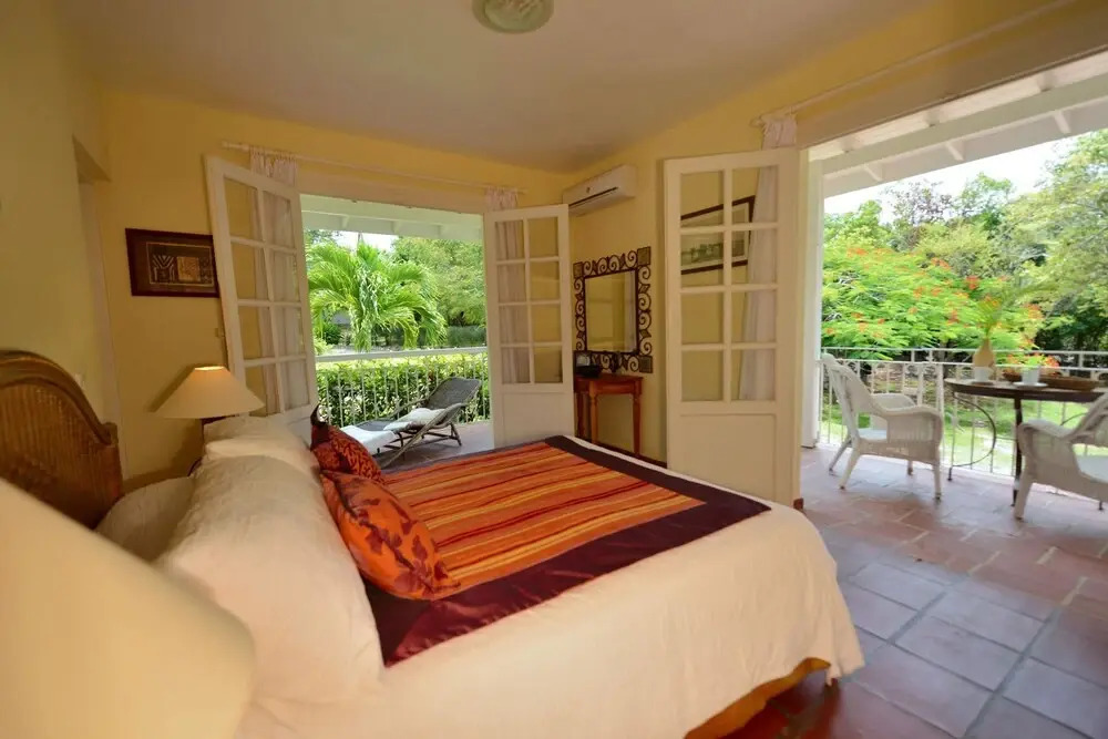 Tropical Villa w/ Pool in Exclusive Enclave, AC, Free Wifi, Pool, Concierge Service, Near Beach!
