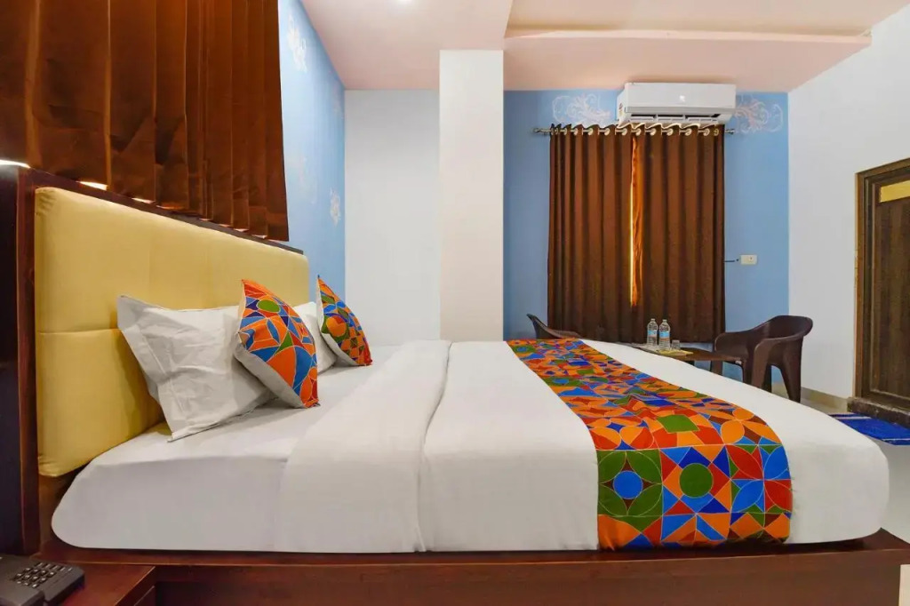 Fabexpress Shree Thakur- 700 Meter Away From Railway Station