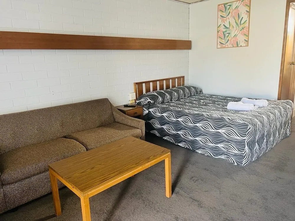 Century Motor Inn, Finley