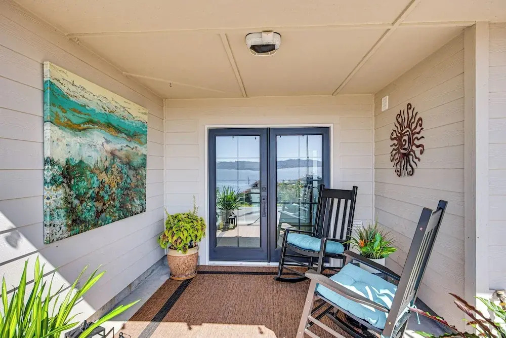 Puget Sound Views: Des Moines Apt w/ Patio