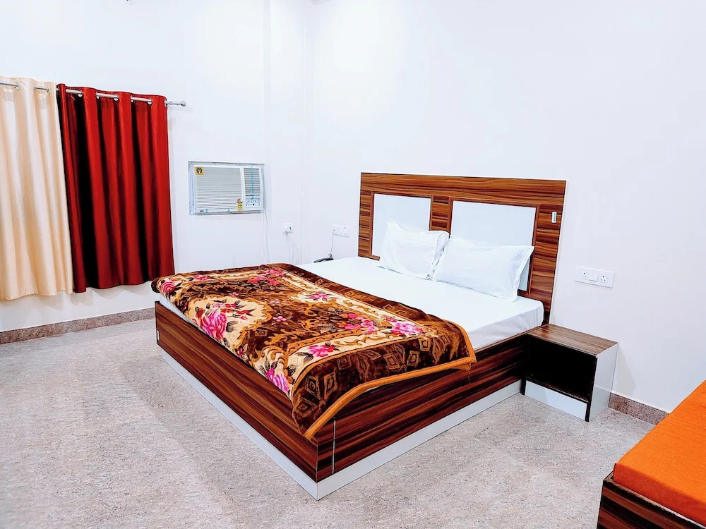 FabHotel Shree Venkatesh Nileyam - 300m from Ram Janam Bhumi