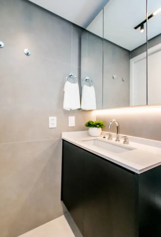 Apartamento Climatizado com Garagem em Alphaville