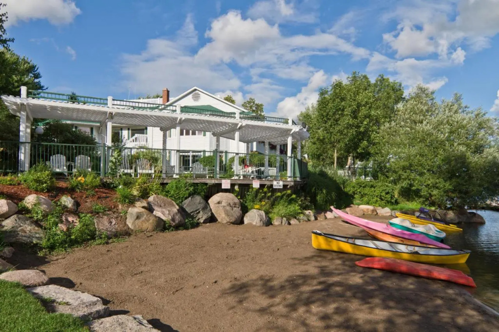 Elmhirst's Resort - On a lake