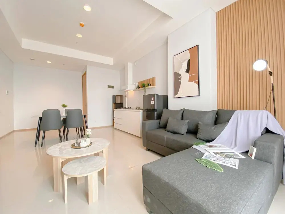 Modern Monochromatic 2Br Near Lrt Station At Apartment Samara Suites