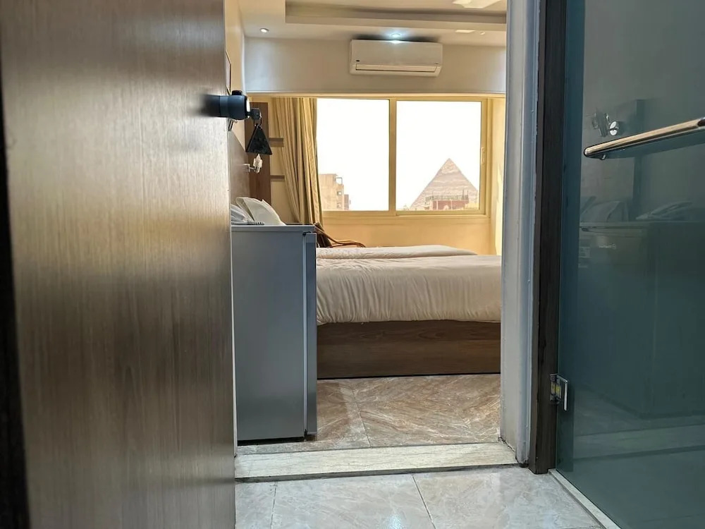 Hassan Pyramids Hotel & free access Rooftop & airport pickup
