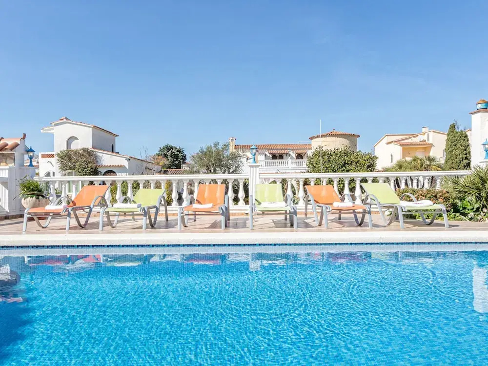 holiday house in Empuriabrava with private pool and mooring
