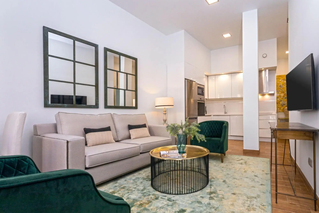 Modern apartment located close from the city center. Recaredo V