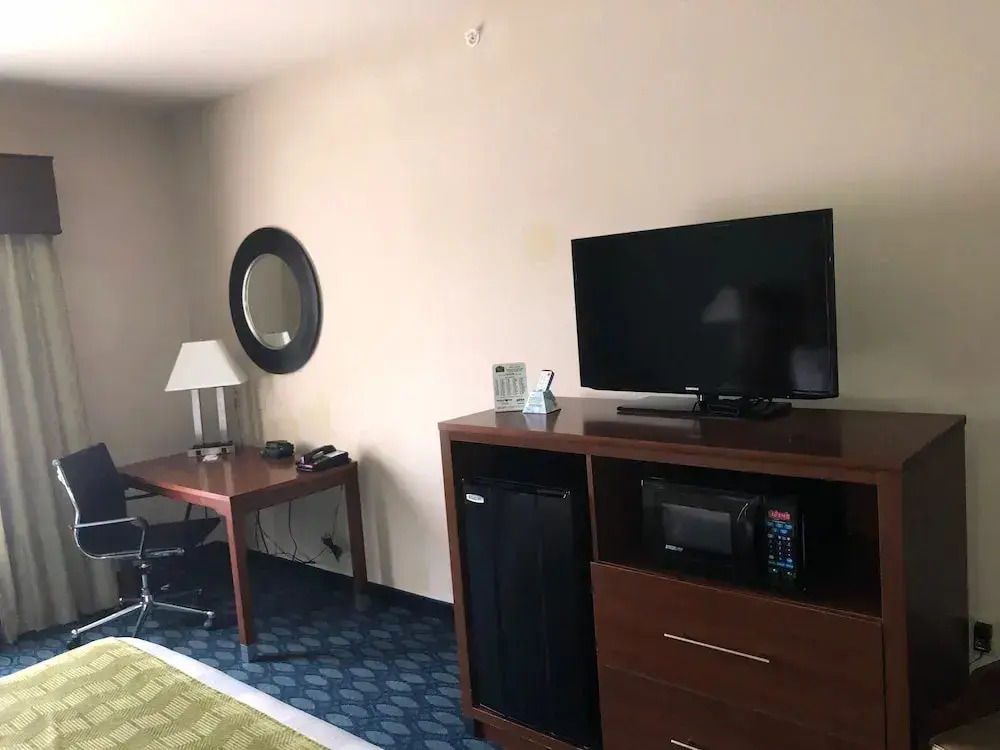 Countryview Inn & Suites