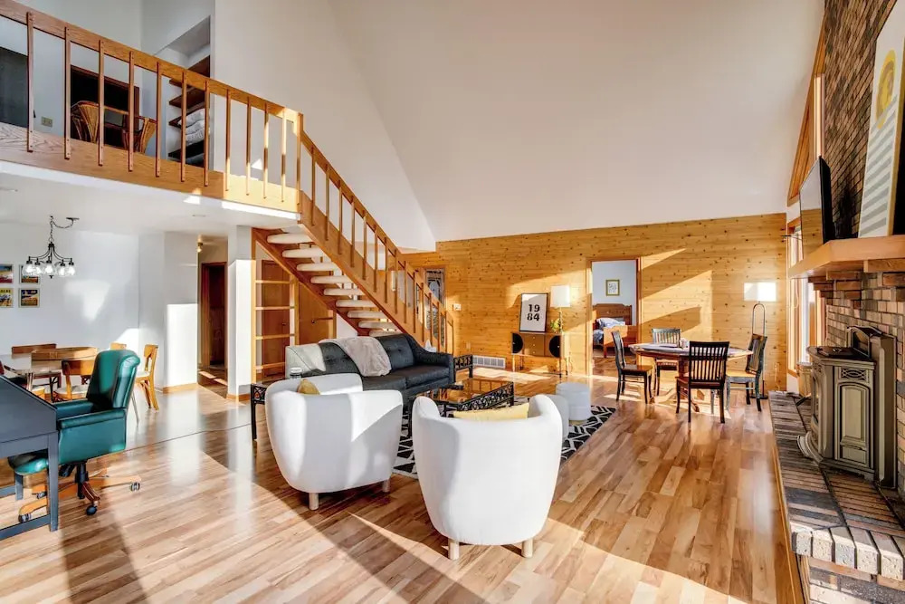 All-season Lodge 40 Acres: Walk to Elkhart Lake!