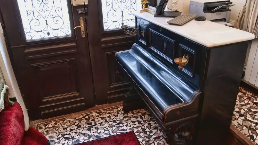 Conacul Coroanei Luxury Boutique