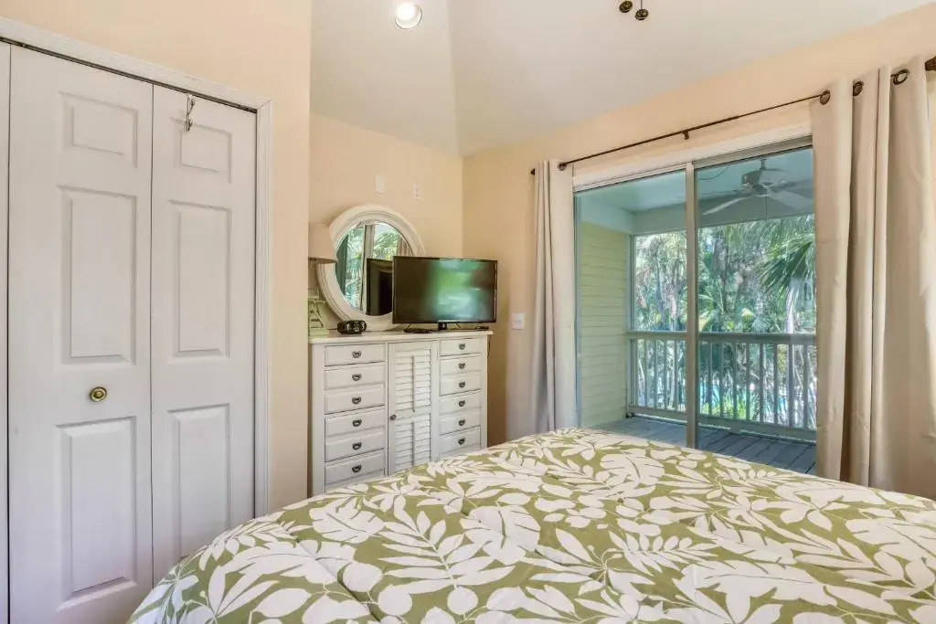 Cottage by the Pool by Avantstay w/ Balcony, BBQ & Shared Pool! Month Long Stays Only