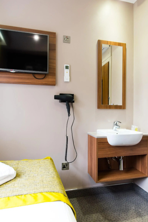 London Court Hotel