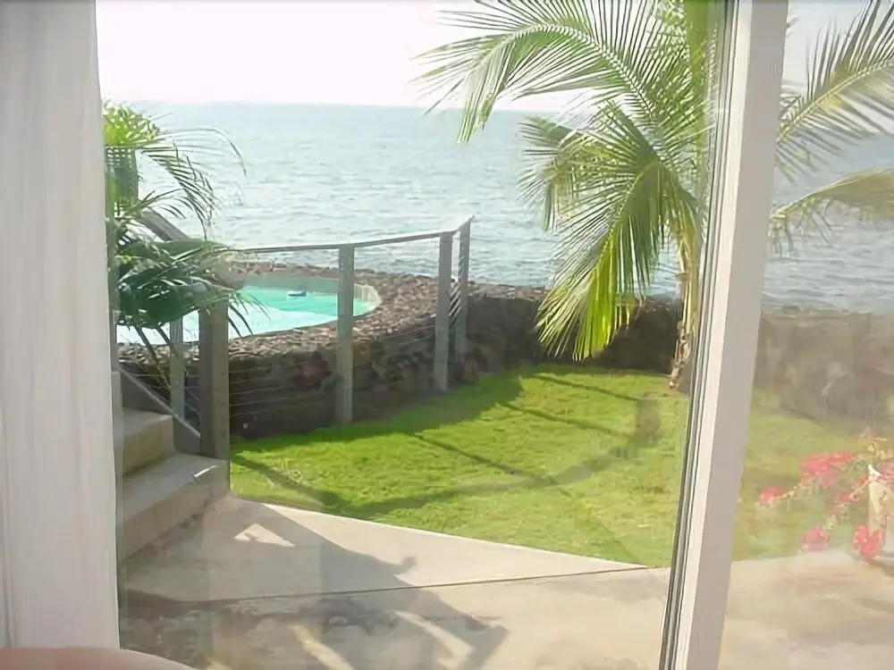 Kona Bay Seaclusion Oceanfront by RedAwning