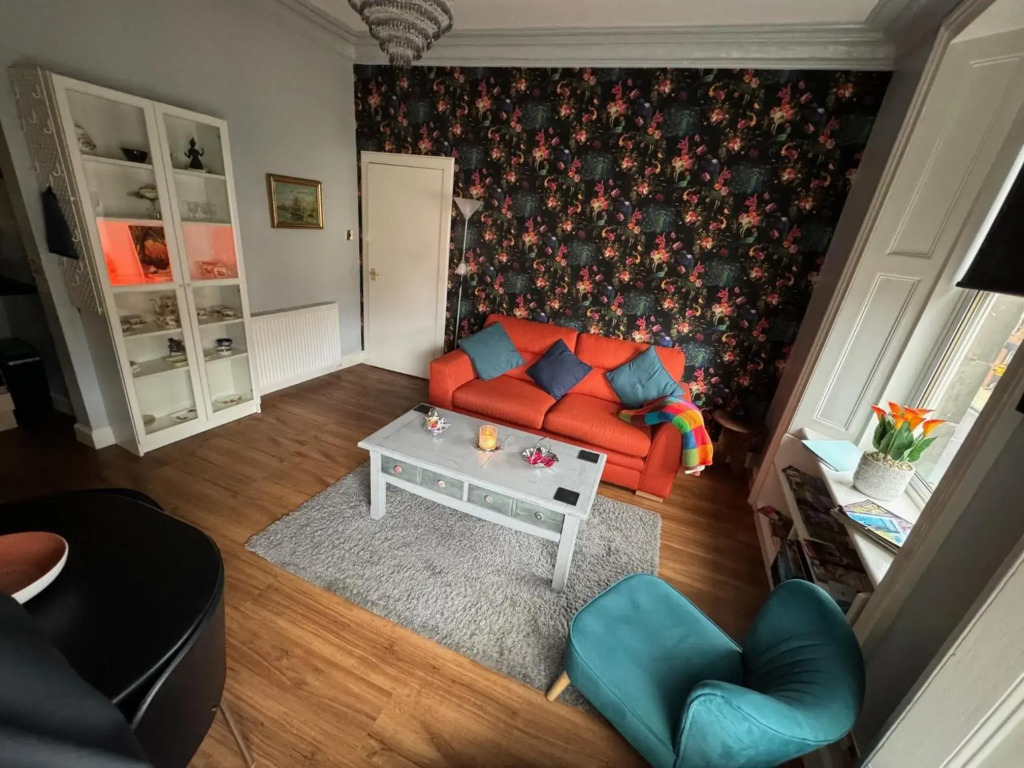 Edinburgh TWO BEDROOM apartment with free side street parking 24 hours