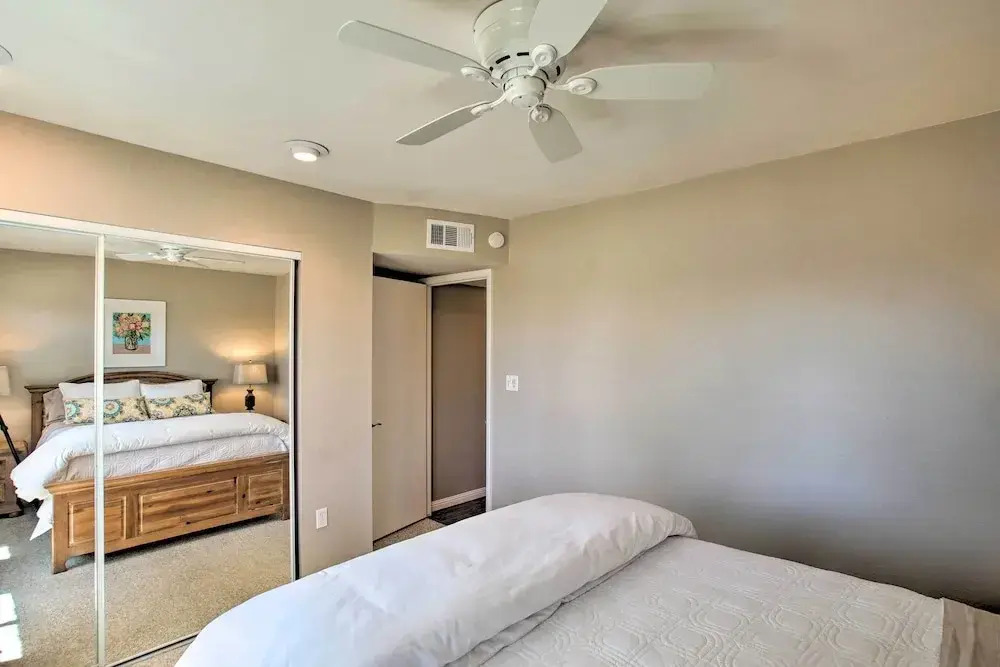 Walk to Trolley & Lake: Sunny Scottsdale Townhome