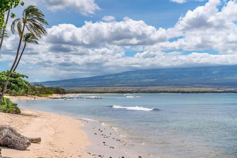 Oceanfront Lauloa 106 - Ground Floor, Modern Renovation, Split-ac, Walk to Beach