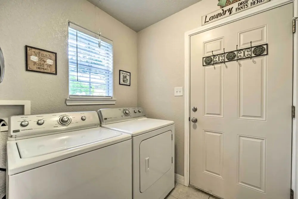 Cozy Canyon Lake Abode < 1 Mi to Boat Ramp!