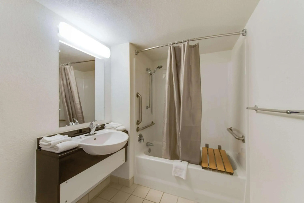 Travelodge by Wyndham Norfolk Airport