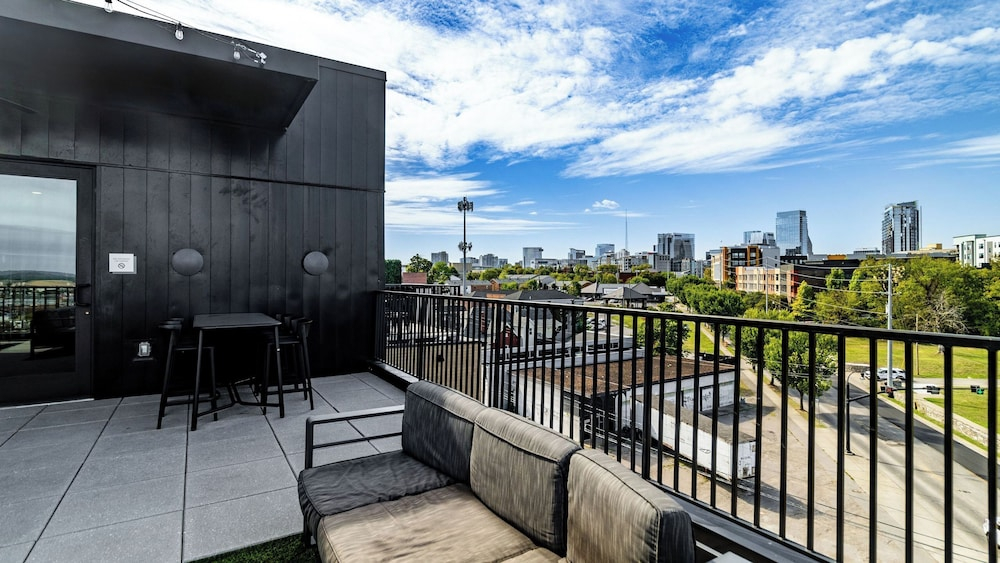Downtown Nashville 2BR Condo Balcony & Parking Near Broadway