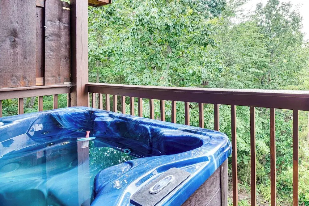 2 Mi to Dollywood: Mtn Cabin w/ Pool Access!