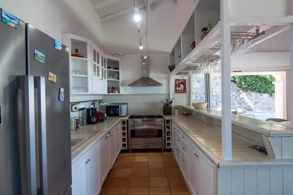 Stunning Ocean Views, Large Heated Pool, Walk to the Beach, AC, Free Wifi