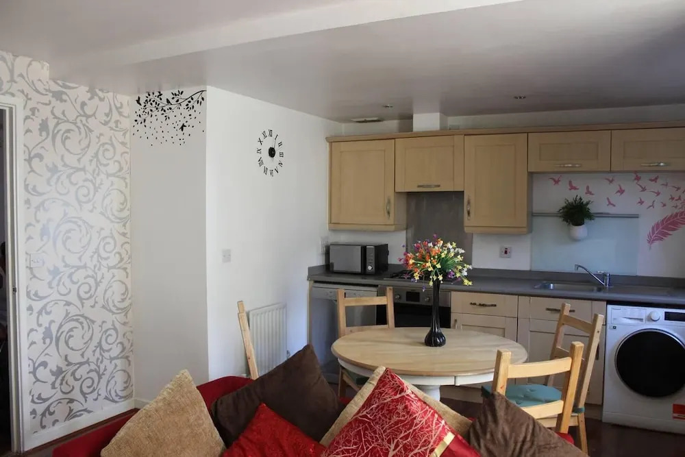 London - 2 Bed Flat - Sleeps 4 - Parking - Wifi