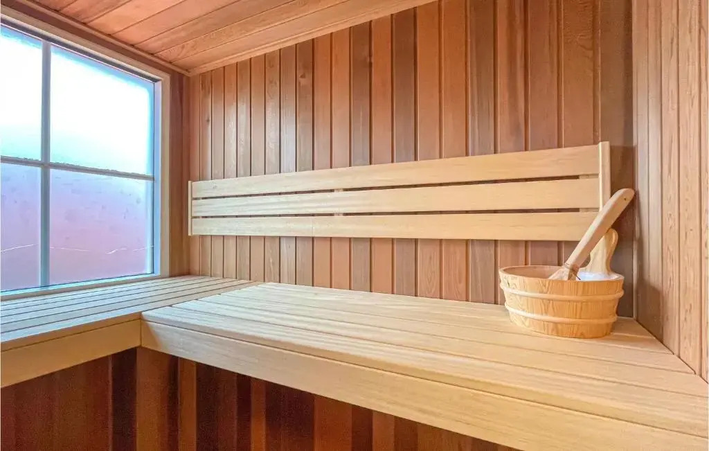 Three-Bedroom Holiday Home In Hoge Hexel