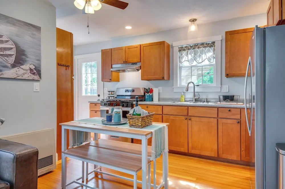 Walk to Short Sands! Coastal Cottage w/ Deck