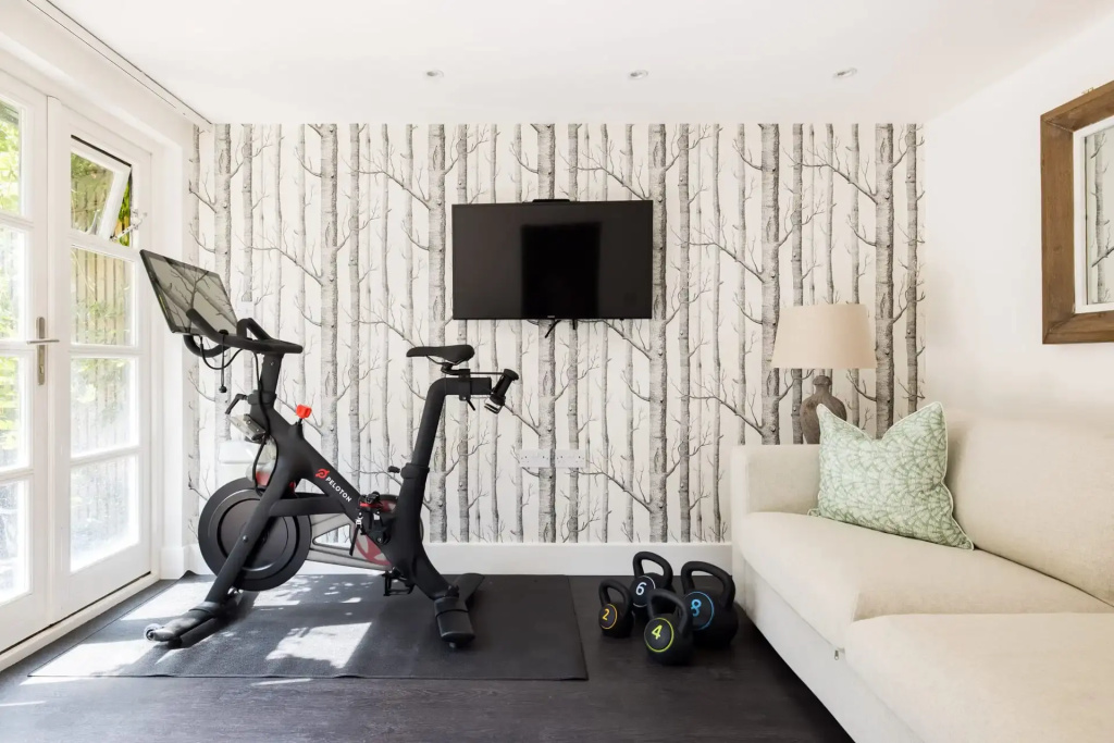 Bright South Kensington Garden Maisonette with AC and Gym Room