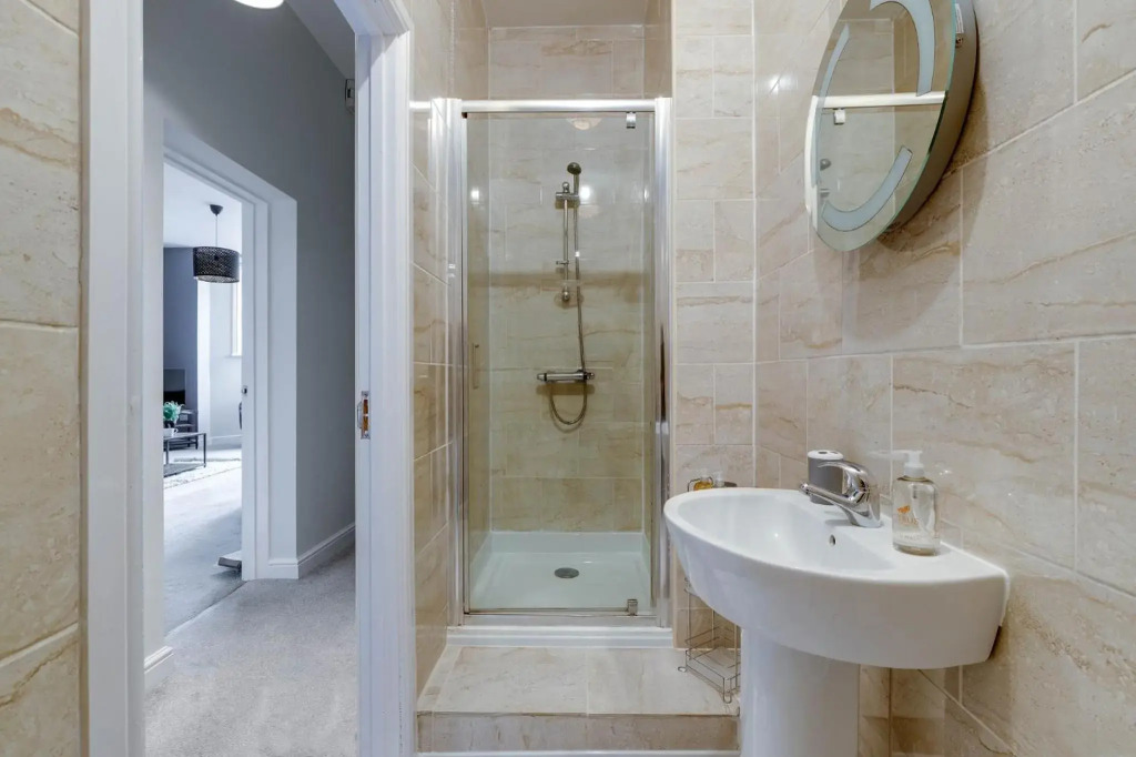 Luxury 2 Bed Garden Apartment With Parking