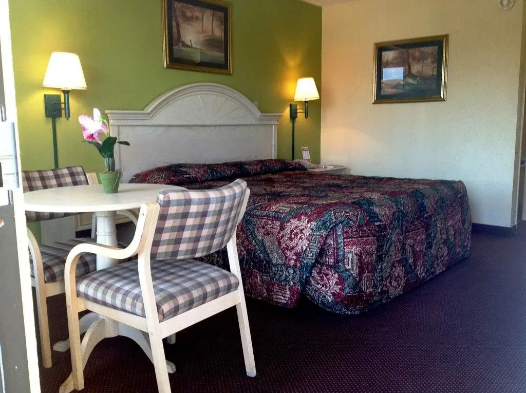 Holiday Terrace Inn - Pigeon Forge