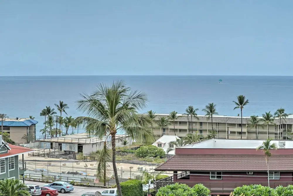 Kona Pacific Top Floor Retreat: Ocean View & Pool!