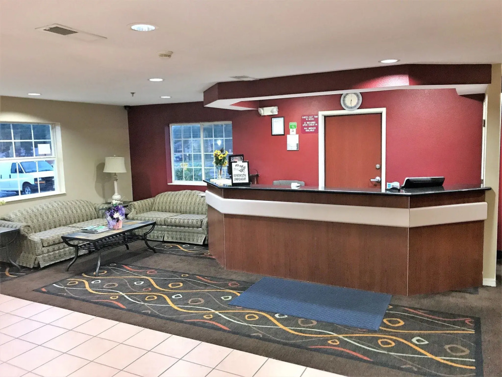 HomeTown Inn & Suites