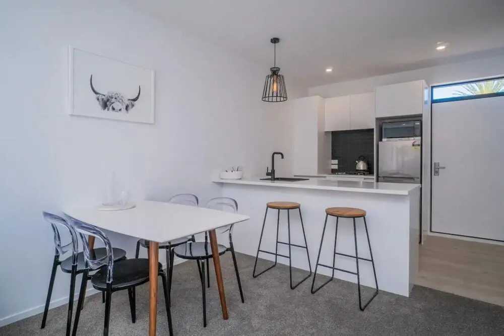 Spacious and Quiet 2 Bedroom Apartment in Ellerslie