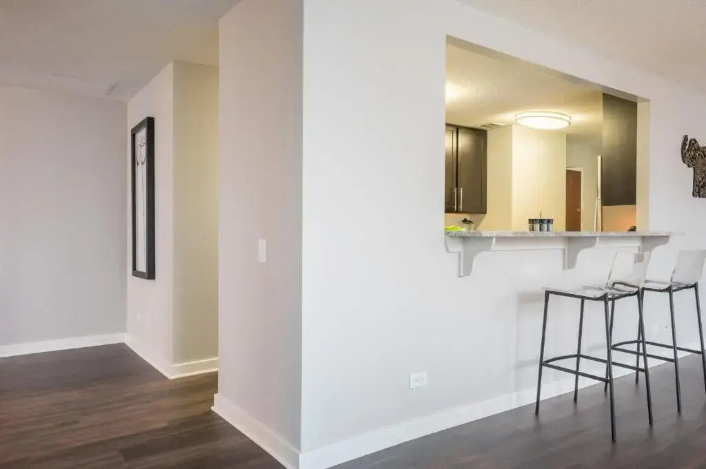 3BR 2BA Captivating Penthouse with Views Pool & Gym