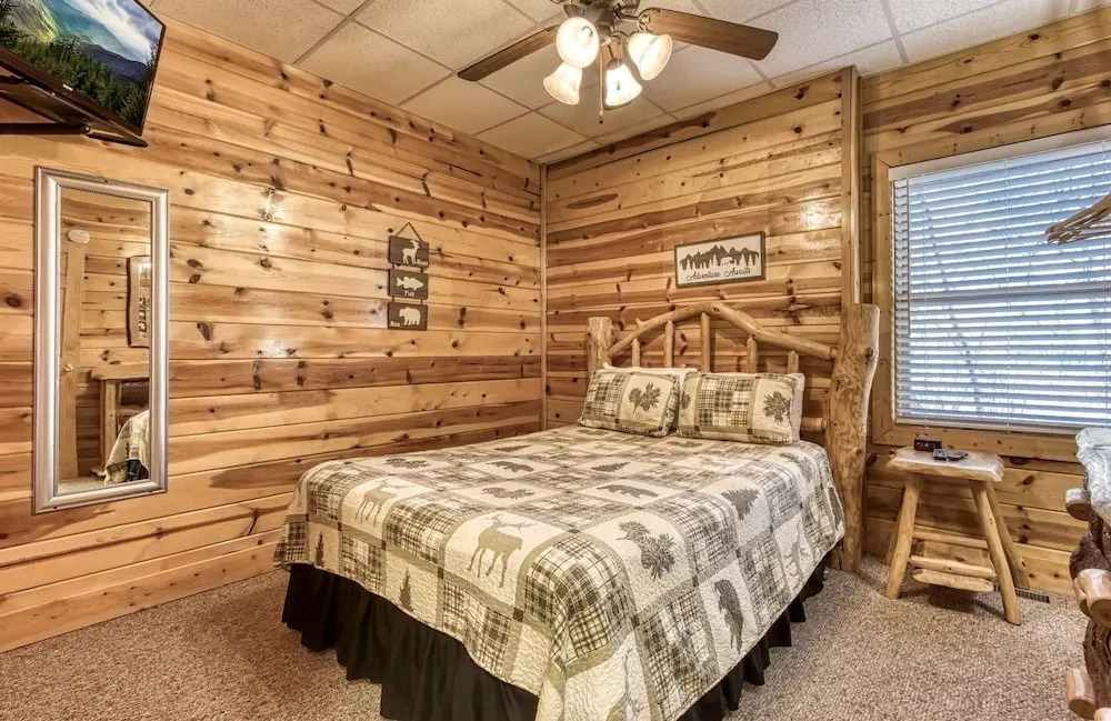 The Wildlife Lodge - Great Location! Close To Tanger Outlets! 5 Bedroom Cabin by RedAwning