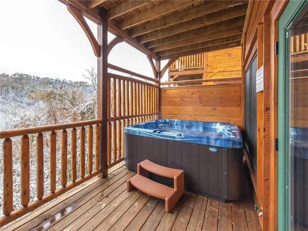 Majestic Manor - Three Bedroom Cabin