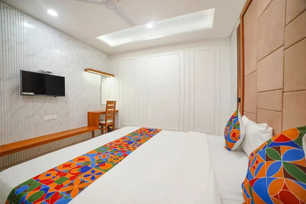 FabHotel Eminent - Patel Nagar, 0riental University