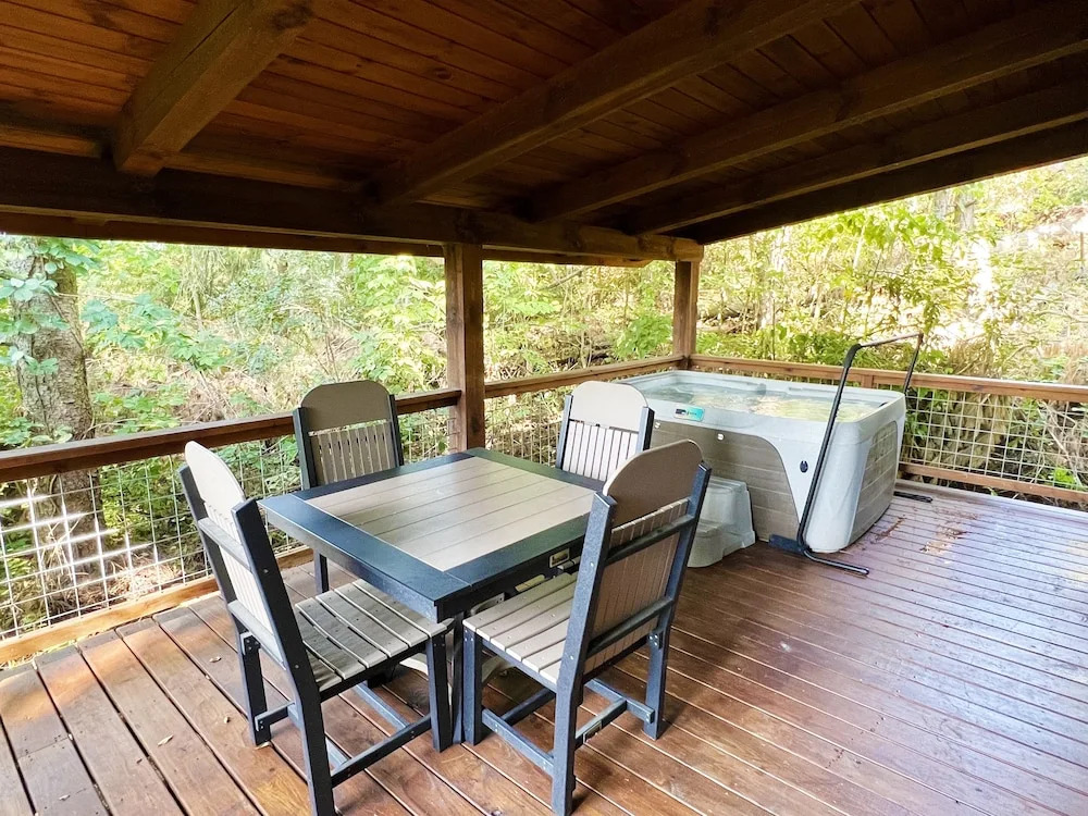 Pine Cove Lodging