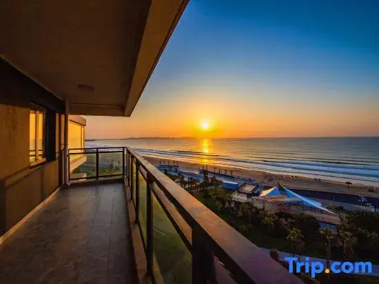 Zhonghai Vacation Homestay (Shantounan Railway Zhonghai Golden Coast Water Park)