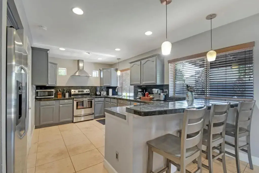 4 bdr, Two Master suite, billiards & desert oasis pool