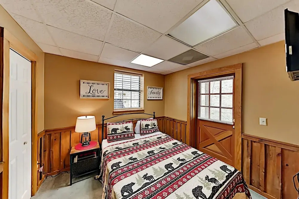 Secluded Creekside W/ Private Hot Tub 4 Bedroom Cabin