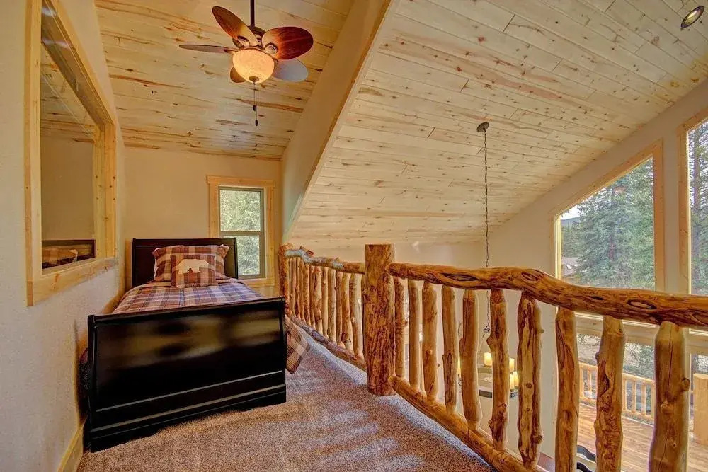 Grand Moose 3 Br home by RedAwning