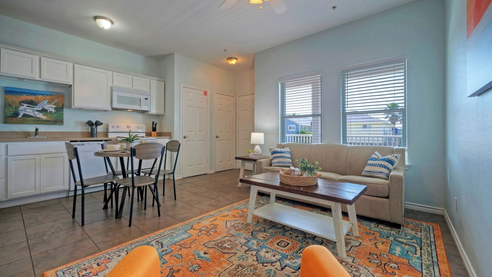 Minutes to the Beach w/ Pool, Sleeps 8 Two Condos: Costa Bahia
