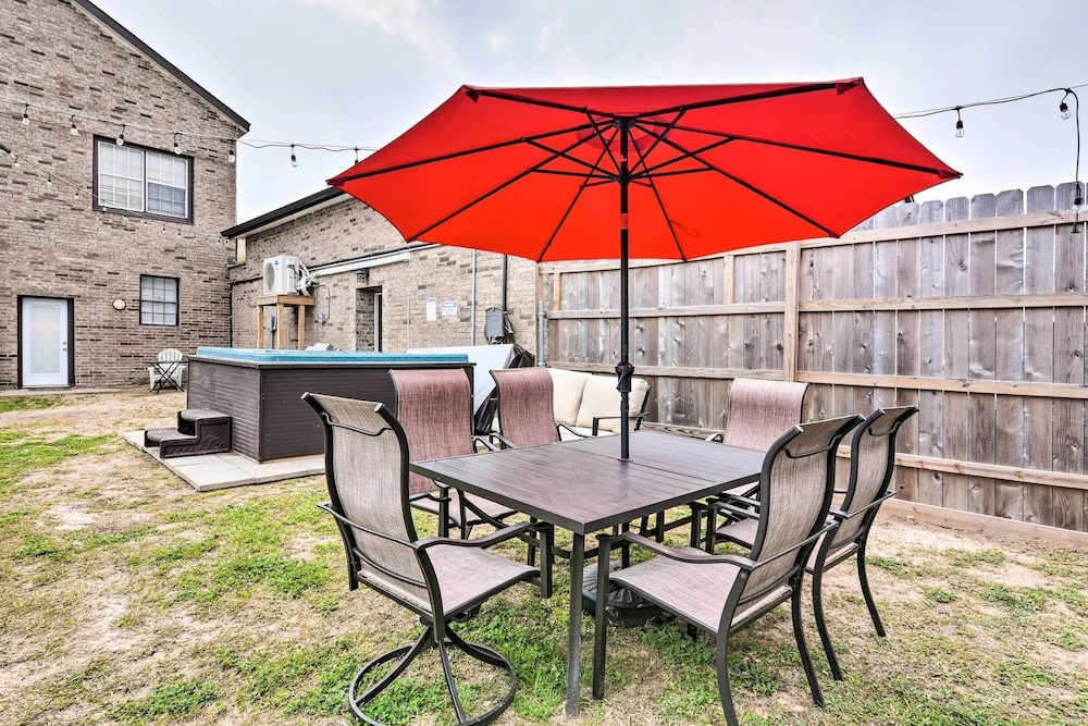 Cozy Galveston Apartment - Walk to Beach & Dining