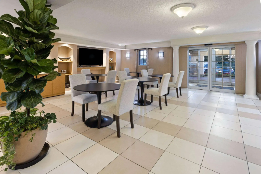 La Quinta Inn by Wyndham Pittsburgh Airport