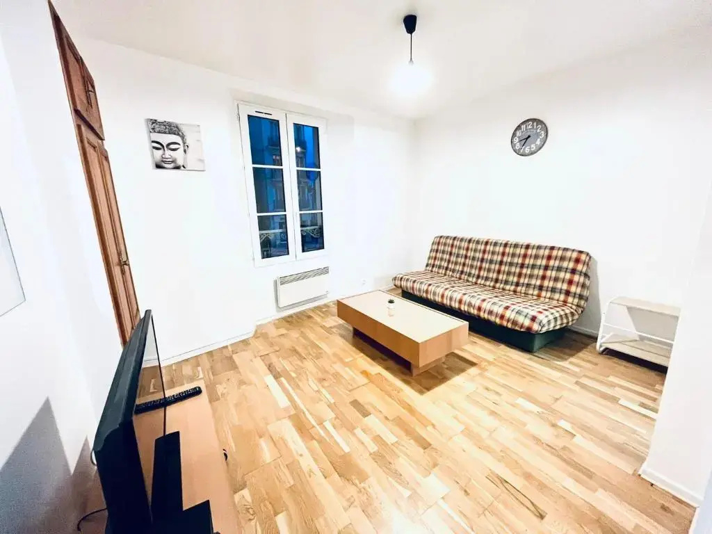 VERY LARGE STUDIO in the center of Fontainebleau