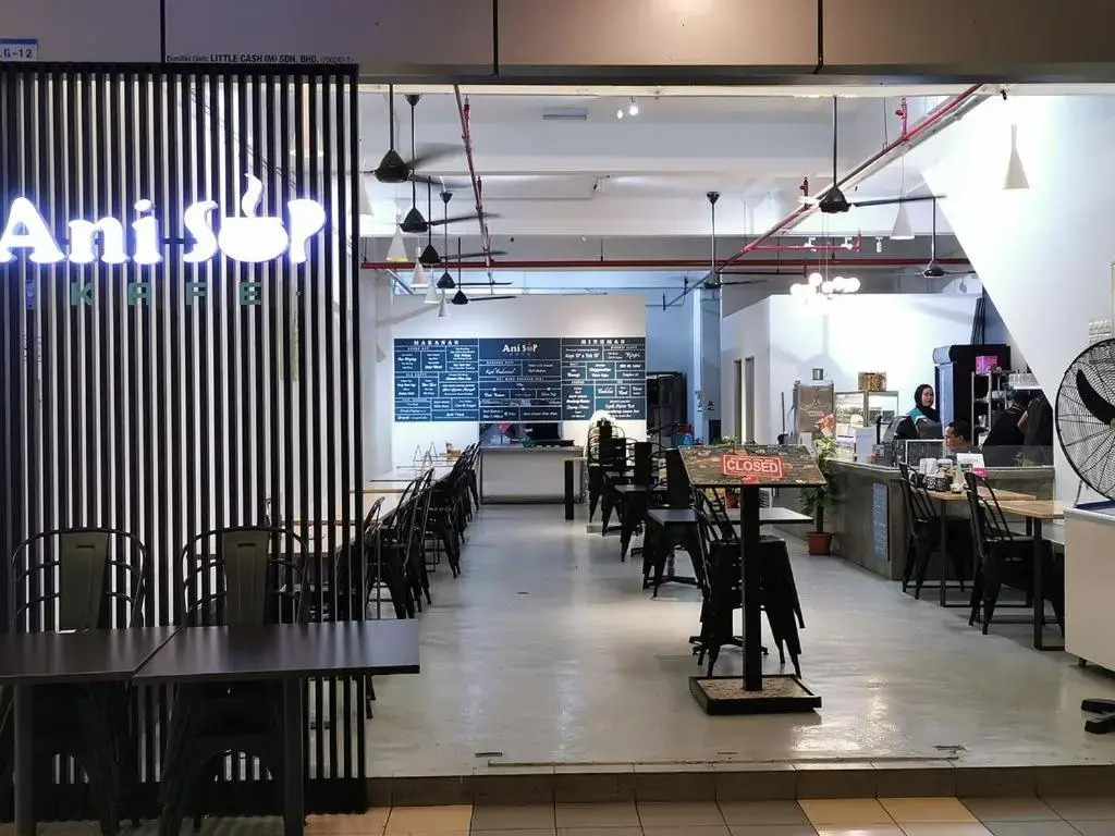 Vista Alam Studio Units - Pool, food court